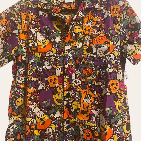 *NWT* Disney Parks Halloween Mickey
& Friends Button Down Shirt size Small - Picture 4 of 4